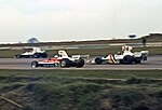 Mark Donohue liderando diante de Hunt no Gran Premio do Reino Unido de 1975.