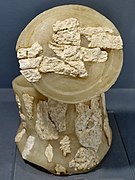 Fragments d'une pyxide en ivoire représentant un lion, d'une tombe mycénienne de Fourni.