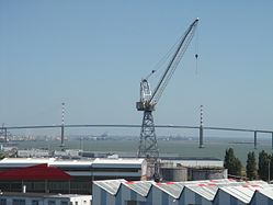 El puente de Saint-Nazaire visto desde la base de submarinos.