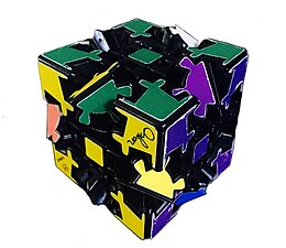 Кубик с поставленными по цветам рёбрами