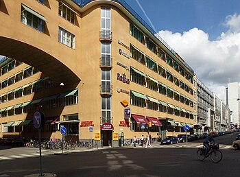 Hörnet Mäster Samuelsgatan och Klara norra kyrkogata på Norrmalm, vy mot ost (vänster bild) och mot väst, augusti 2012.