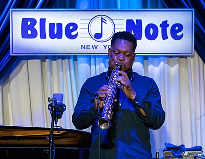 Saxofonista Ravi Coltrane koncertuje v březnu 2023 v newyorském jazzovém klubu Blue Note, jehož název odkazuje na modrou notu
