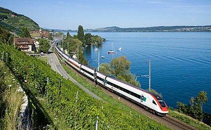 Duas unidades de material rolante SBB RABDe 500 circulam pela ferrovia Jurafusslinie, às margens do Lago de Bienna, em Twann, cantão de Berna, Suíça. (definição 4 324 × 2 669)