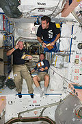 STS-134 Mark Kelly, Roberto Vittori a Greg Chamitoff během přestávky v uzlu Unity