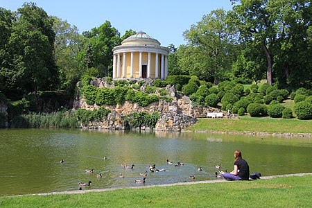 El temple Leopoldina (1818-1819) al parc del palau Esterházy