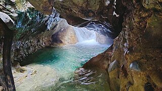 Une section du Robber's Cave, grotte creusée par une rivière, non loin de Dehra Dun.