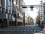 外壁改修前の東行き平面道路（唐物町通）沿い （箒屋町筋交差部西望）