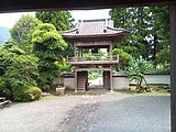 Le shōrō-mon vu de la cour