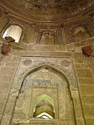 Interior de la tumba con azulejos