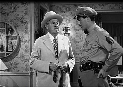 Sidney Toler e Kirk Alyn em cena de The Trap, último filme de Toler como Charlie Chan. A série prosseguiria até 1949, com Roland Withers