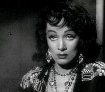 Marlene en brune dans La Soif du mal (1958).