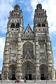 Kathedrale von Tours: Der Lichteinfall zeigt, die drei Galerien sind nach oben offen, Brüstung + vorgesetzte Maßwerkbekrönung = Zwerggalerie