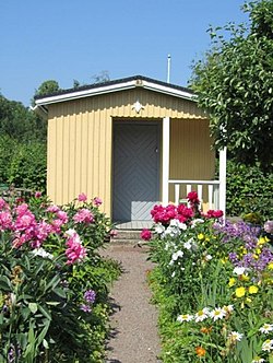 Museomökki sijaitsee siirtolapuutarhan Mansikkapolulla.