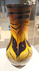 Vază de sticlă de Louis Comfort Tiffany, acum în Muzeul de Artă din Cincinnati (1893–1896)