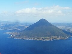 セスナ機から開聞岳を望む