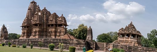 Le temple Vishvanatha face au Nandi