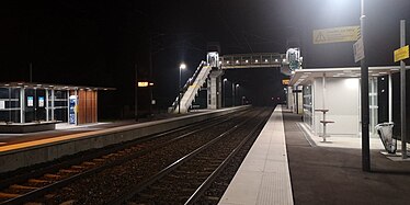 Voies et quais de la gare.