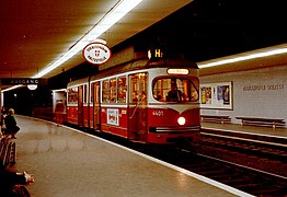 17 juin 1971 Motrice type E sur la ligne H2 à la station Mariahilferstraße[note 4] sur la section de prémétro de la Zweierlinie.