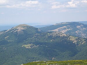 Зліва направо: Велика Чучель, Мала Чучель, Чучельський перевал. Світлина з гори Роман-Кош