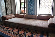 Osmansk sitjemøbel i Topkapi-palasset i Istanbul. Slike møblar inspirerte utviklinga av den europeiske ottomanen.