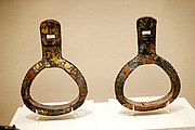 Најраније сачуване двоструке узенгије, из гробнице Фенг Суфуа, Хан кинеског племића из династије Северни Јан, 415. године. Откривен у Бејпјау, Љаонинг.