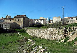 Vista parcial del caserío de Pedro Izquierdo de Moya (Cuenca), con detalle de la parroquial, desde el camino del cementerio viejo, 2013.