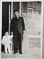 黃清木醫師及長孫黃崇哲於清木外科大門合影，攝於1971年