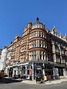 photographie d'immeubles sur fond de ciel bleu.