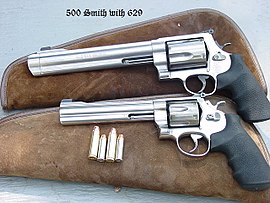 Smith & Wesson Model 500 (вверху) и Model 629. Внизу фотографии: патроны .500 magnum и .44 magnum.
