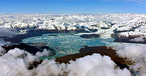 Der Alsek-Gletscher mündet in den Alsek Lake