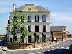 Ancien bâtiment administratif transformé en logements.