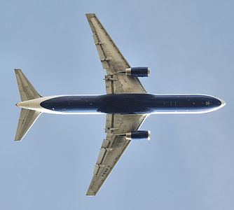 British Airways'e ait bir Boeing 767-300'ün, kalkışın ardından iniş takımları kapanmış ve flapları kısmen yerini almış hâldeki alttan görünümü.(Üreten:Adrian Pingstone)