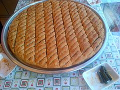 Baklava tradicional en la vitrina de una tienda en Beypazarı, a la derecha unas muestras de "yaprak sarma" para los clientes.