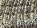 Pórtico de la catedral de Bourges (Francia). En el gótico, las arquivoltas acogen a las esculturas en sentido conforme al arco ojival.