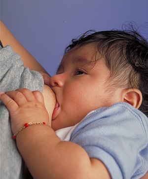 English: Breastfeeding an infant Português: Um...
