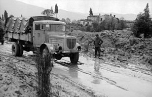 Немецкие грузовики на бездорожье около Римини