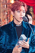 Byun Baek-hyun with an trophy at 8th Melon Music Awards