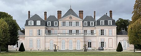 La façade Est du château de Paris-Jardin.