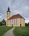 Kirche mit Kirchhof und Einfriedung, darin eingemauertes Mord- und Sühnekreuz, Gedenkstein für die Gefallenen des Ersten Weltkrieges und fünf Grabmale