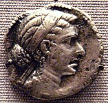 Links: Octodrachme von Arsinoe II. mit Melonenfrisur; um 270 v. Chr.; Cleveland Museum of Art; rechts: Tetradrachme der Kleopatra mit Melonenfrisur, Haarband und Haarsträhnen bei den Ohren; aus Askalon