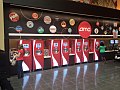 Mur de distributeurs Coca-Cola Freestyle dans le cinéma AMC Theatres du centre commercial Palisades Center, à New York.