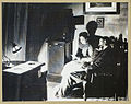 Fotografia del matrimoni Blanxart -Pàmies escoltant un disc al menjador de casa seva a Terrassa (1916)