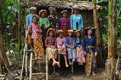Para wanita dari masyarakat adat Suku Dayak Deah di Kabupaten Tabalong, Kalimantan Selatan