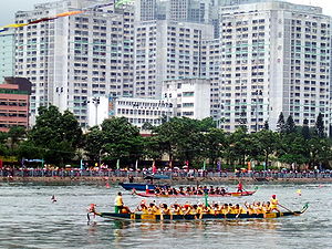 English: Dragon boat racing in China. (Shing M...