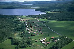 Edens by och Gösingen juni 1988. Till höger syns Kusttjärnen och längst bort syns Bysjön.