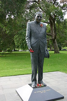 Edward Dunlop (statue in Melbourne Botantic Gardens).jpg