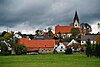 Blick auf den Ortskern von Ehekirchen mit der Pfarrkirche St. Stephan