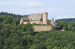 Ich schlage vor, das linke Bild gegen das rechte zu tauschen, möchte den Tausch aber nicht selbst durchführen weil letzteres von mir ist. Natürlich kann man auch gegen ein anderes Bild tauschen. --Gerold (Diskussion) 17:56, 1. Jul. 2017 (CEST) PS: Alternativen unter c:Category:Distant views of Schloss Biedenkopf