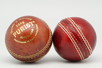 Deux balles de cricket. (définition réelle 5 000 × 3 337)