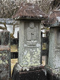 Могила Набэсимы Киёхисы в храме Кодэн-дзи